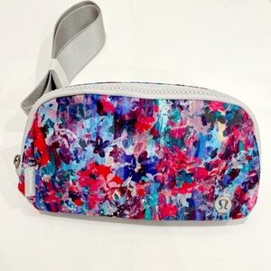 Lululemon Everywhere belt bag